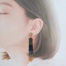 画像をギャラリービューアに読み込む, ミッドナイトブルー　夜空の一番星　ビーズフリンジピアス｜Ahki Beadwork（アーキービーズワーク）
