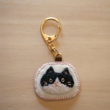 画像をギャラリービューアに読み込む, 和み猫のキーホルダー　ハチワレの顔｜Little Plum（リトルプラム）
