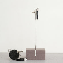 画像をギャラリービューアに読み込む, リアルレザーとクリスタルガラスが上品に耳に寄り添うイヤリング｜BLANCHE NEIGE（ブランシュネージュ）
