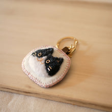 画像をギャラリービューアに読み込む, 和み猫のキーホルダー　ハチワレの顔｜Little Plum（リトルプラム）
