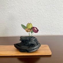 画像をギャラリービューアに読み込む, 炭オブジェ／シックな花を添えて　｜櫂の炭（カイノスミ）
