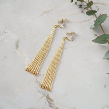 画像をギャラリービューアに読み込む, ゴールドのロングビーズフリンジピアス／イヤリング｜Ahki Beadwork（アーキービーズワーク）
