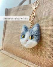 画像をギャラリービューアに読み込む, 羊毛フェルトの存在感ある猫ストラップ M（ハチワレ）｜たろじろ

