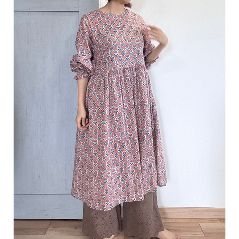 かっぽう着屋 ブロックプリントの割烹着ワンピース インド綿 1点モノ｜かっぽう着屋（カッポウギヤ）｜かっぽう着屋（カッポウギヤ）