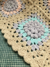 画像をギャラリービューアに読み込む, お花モチーフの柔らか膝掛け｜M&#39;S  CROCHET（エムズクロシェット）
