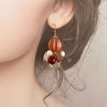 画像をギャラリービューアに読み込む, 玉乗りするネコ・ボブの耳飾り｜maltamarie（マルタマリエ）
