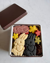 画像をギャラリービューアに読み込む, ずっといっしょ　しろいうさぎとくろいうさぎのバレンタインクッキー缶　mini｜chinami sweets（チナミスイーツ）
