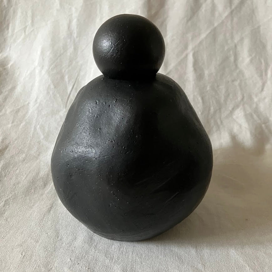 黒い蓋つき花瓶｜とうげい hanaga（トウゲイ　ハナガ）