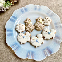 画像をギャラリービューアに読み込む, 寄り添うネコちゃんと肉球　アイシングクッキー｜sumirecookies（スミレクッキーズ）
