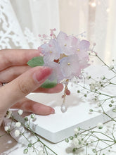 画像をギャラリービューアに読み込む, ふんわりカラーの紫陽花と金沢金箔のかんざし(ドライフラワー・天然石とガラスの揺れるチャーム付き)｜ハピネスウェーブ

