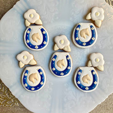 画像をギャラリービューアに読み込む, 幸運を呼ぶ馬蹄と白椿のアイシングクッキーセット｜sumirecookies（スミレクッキーズ）
