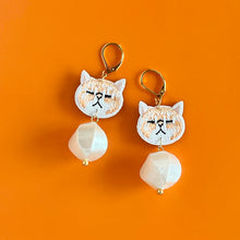 画像をギャラリービューアに読み込む, 笑うように眠るネコ・むうすけの耳飾り｜maltamarie（マルタマリエ）
