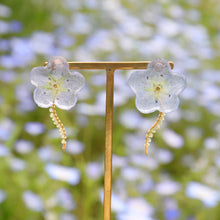 画像をギャラリービューアに読み込む, 本物のネモフィラとペリドットの揺れるピアス／イヤリング｜FT2 works（エフティーツーワークス）
