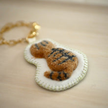 画像をギャラリービューアに読み込む, 和み猫のバッグチャーム　うしろ姿　とら｜Little Plum（リトルプラム）
