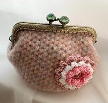 画像をギャラリービューアに読み込む, ピンクのガーベラがま口ポーチ｜M&#39;S  CROCHET（エムズクロシェット）
