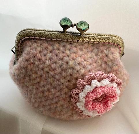 M'S CROCHET ピンクのガーベラがま口ポーチ｜M'S  CROCHET（エムズクロシェット）