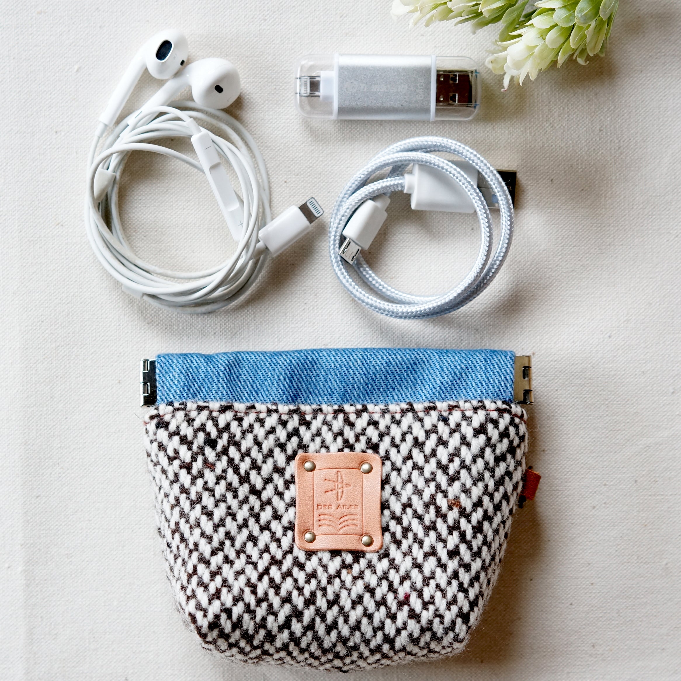 イヤホンポーチ／ガジェットポーチ／ケーブルポーチ（茶系ツイード）| 鍵、イヤホン、ケーブルなどの収納・持ち運びに便利 | 実用的 | 男前 | ギフト | クリスマスプレゼント | 誕生日 | バレンタイン | プチギフト | 男性 | 女性 | メンズ | ユニセックス｜Des Ailes（デゼル）