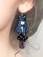 画像をギャラリービューアに読み込む, 仲良しなネコ・キキとジジの耳飾り｜maltamarie（マルタマリエ）
