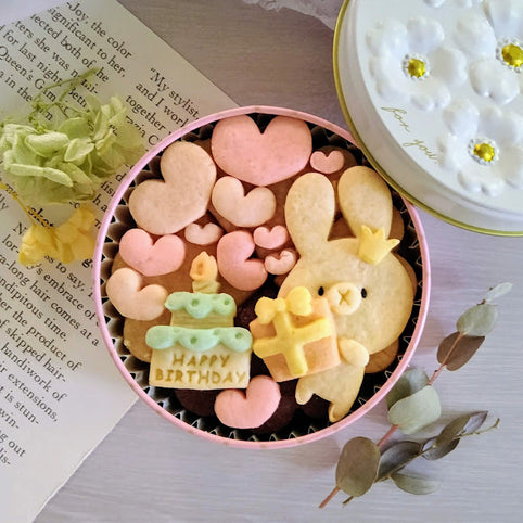 Patisserieシュシュ 手のひら缶/きみと季節のとなりに「HappyBirthday」うさぎ｜Patisserieシュシュ（パティスリーシュシュ）