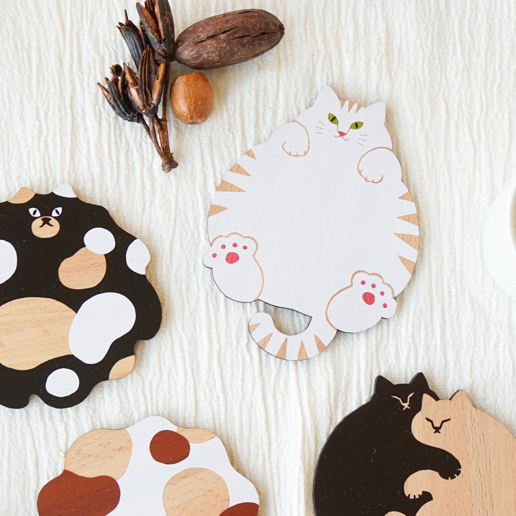 木製コースター・猫雑貨【ねこまみれ 腹見せ】｜Ten＆O Art+Craft