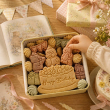 画像をギャラリービューアに読み込む, クッキー缶/きみと季節のとなりに「HappyBirthday」｜Patisserieシュシュ（パティスリーシュシュ）
