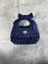 画像をギャラリービューアに読み込む, triangle velvet ribbon bag small｜GONGON.crochet（ゴンゴンクロシェ）
