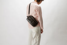 画像をギャラリービューアに読み込む, Tajima Cowhide　2Wayポーチ｜D.L.P.（ディーエルピー）
