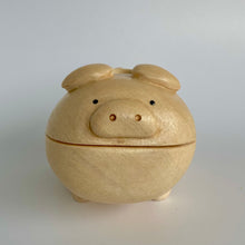 画像をギャラリービューアに読み込む, メモをくわえる木彫りのブタちゃん（ペン立て仕様）｜ケージー工房（ケージーコウボウ）
