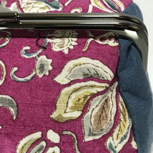 画像をギャラリービューアに読み込む, がま口ポーチ　更紗花赤×紺｜染の里おちあい（ソメノサトオチアイ）
