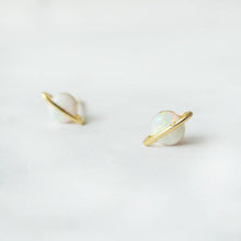 画像をギャラリービューアに読み込む, プラネットモチーフ オパール スタッドピアス（シルバー925／18Kゴールドプレーティング）｜SMUK（スムーク）
