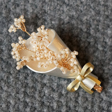 画像をギャラリービューアに読み込む, ビーズの花束ブローチ　=レースフラワーのブーケ= | 普段使いからフォーマルまで◎| 卒業式や入学式のコサージュとして | バッグチャームとしても | 誕生日 | 記念日 | お祝い | お礼 | 先輩へ | 母の日 | 敬老の日 | ｜Des Ailes（デゼル）
