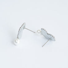 画像をギャラリービューアに読み込む, Pearl Kiss Heart　光のパヴェハートピアス　｜BLANCHE NEIGE（ブランシュネージュ）
