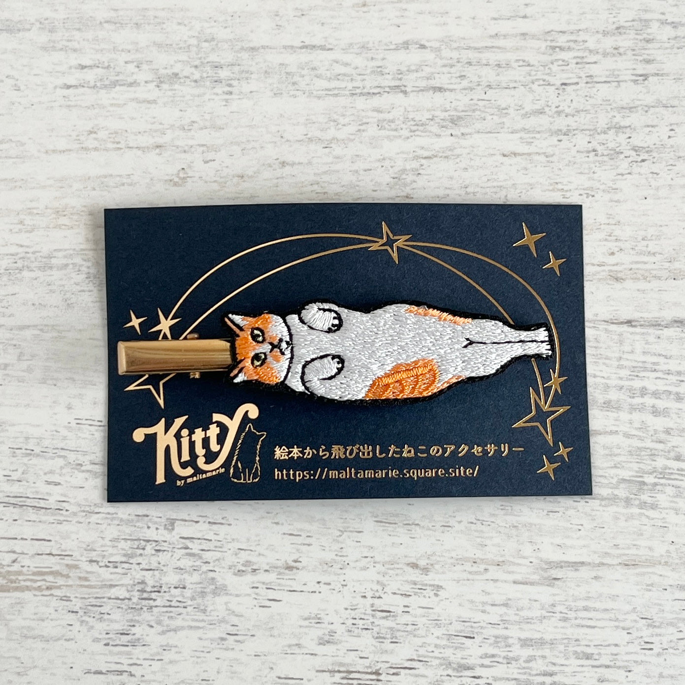 へそ天で眠るネコ・ボブの髪飾り｜maltamarie（マルタマリエ）
