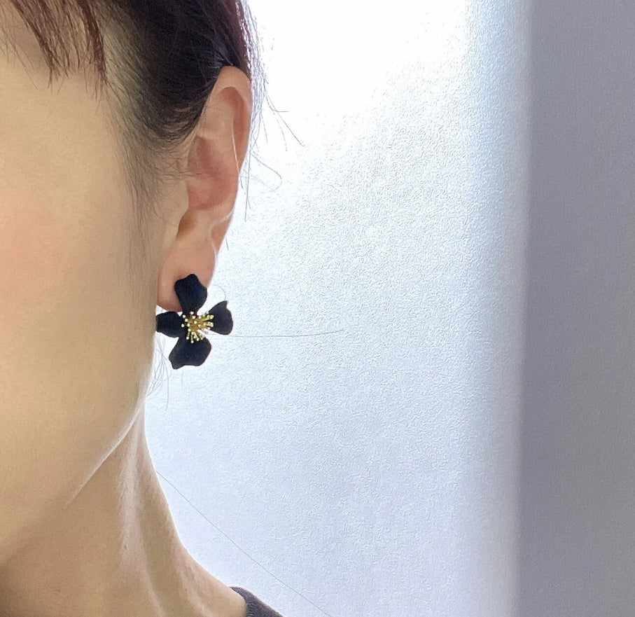 ブラックフラワーピアス｜Novedad.（ノベダ） – CHOOSEBASE SHIBUYA