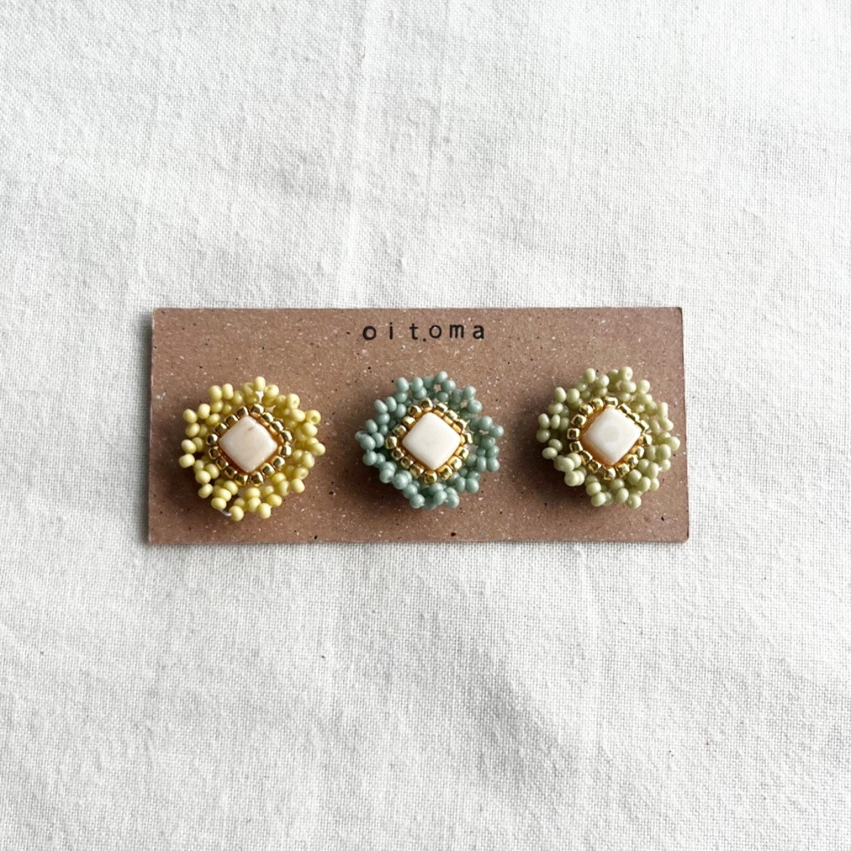 ３つのお花ふりふりビーズ刺繍ピアスセット｜oitoma （オイトマ）