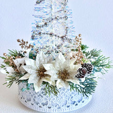 画像をギャラリービューアに読み込む, 煌めくホワイトクリスマスツリーとホワイトポインセチアのクリスマスアレンジメント（アーティフィシャルフラワー・造花）｜bouquet de muguet（ブーケ　ドゥ　ミュゲ）
