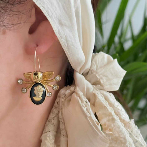 ERIKOART 【ピアス】知性と優雅さを纏うカメオとブラウンハートのアシンメトリー2WAYピアス｜ERIKOART（エリコアート）