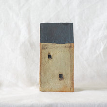 画像をギャラリービューアに読み込む, 黒い屋根の家の一輪挿し（大）｜とうげい hanaga（トウゲイ　ハナガ）
