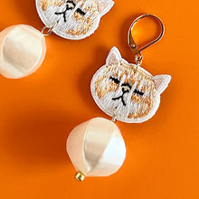 画像をギャラリービューアに読み込む, 笑うように眠るネコ・むうすけの耳飾り｜maltamarie（マルタマリエ）
