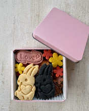 画像をギャラリービューアに読み込む, ずっといっしょ　しろいうさぎとくろいうさぎのはるいろクッキー缶（mini)｜chinami sweets（チナミスイーツ）
