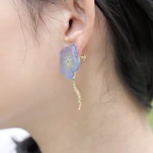 画像をギャラリービューアに読み込む, 本物のネモフィラとペリドットの揺れるピアス／イヤリング｜FT2 works（エフティーツーワークス）
