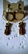 画像をギャラリービューアに読み込む, 猫耳カットと赤と緑のプレゼントモチーフのイヤリング｜mimine（ミミンヌ）
