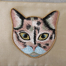 画像をギャラリービューアに読み込む, キャット刺繍フラットポーチ 17×13cm｜猫とイチオクノホシ（ネコトイチオクノホシ）
