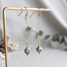 画像をギャラリービューアに読み込む, ダルメシアンジャスパー×繊細チェーンピアス／イヤリング｜orie（オリエ）

