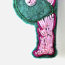 画像をギャラリービューアに読み込む, 刺繍ブローチ / mochi mochi lady｜studio bansoko（スタジオバンソウコウ）
