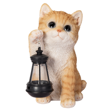 画像をギャラリービューアに読み込む, ソーラーランプを右手で持ち上げる茶トラ猫｜WooBia（ウービア）
