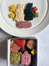 画像をギャラリービューアに読み込む, ずっといっしょ　しろいうさぎとくろいうさぎのバレンタインクッキー缶　mini｜chinami sweets（チナミスイーツ）
