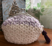 画像をギャラリービューアに読み込む, 上品な大人の花柄　薄紫とホワイトのキラキラがま口ポーチ　パールタッセル付き｜M'S  CROCHET（エムズクロシェット）
