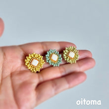 画像をギャラリービューアに読み込む, ３つのお花ふりふりビーズ刺繍イヤリングセット｜oitoma （オイトマ）
