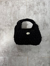 画像をギャラリービューアに読み込む, triangle velvet ribbon bag medium｜GONGON.crochet（ゴンゴンクロシェ）
